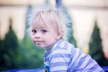 Statik elektriksaçile Sevimli küçük çocuk, onun komik por sahip