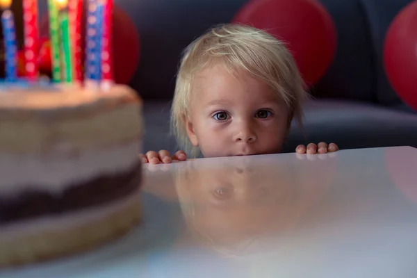 Двухлетний мальчик в голубой рубашке, празднующий день рождения — стоковое фото