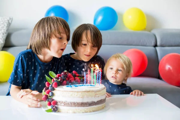 Vackra åtta år gammal pojke och hans bröder i blå skjortor, c — Stockfoto