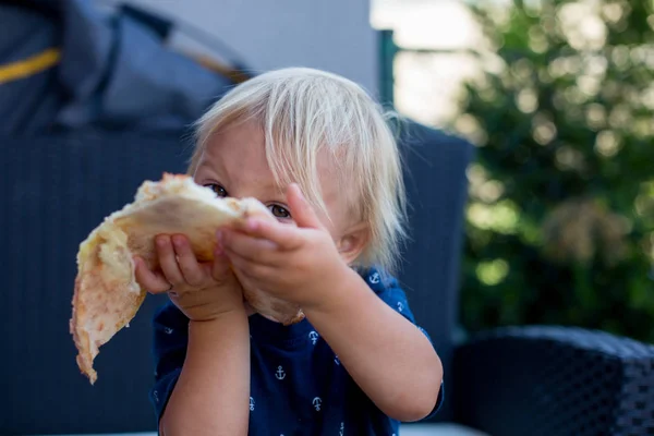 Cute Little kaukaski Kid jedzenia pizzy. Głodny dziecko biorąc a bi — Zdjęcie stockowe