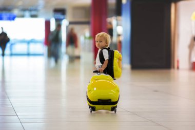 Tatlı childre, kardeşler, erkek çocuklar, airpor el ele uyanma