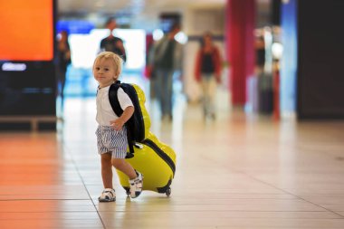 Tatlı childre, kardeşler, erkek çocuklar, airpor el ele uyanma