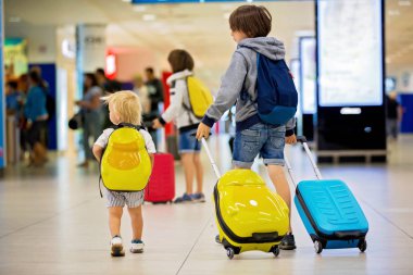 Tatlı childre, kardeşler, erkek çocuklar, airpor el ele uyanma