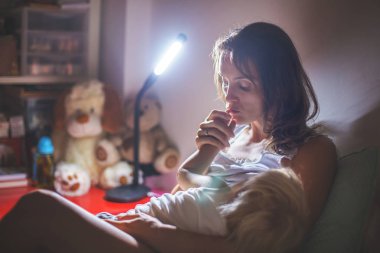 Anne, gece evde onu yürümeye başlayan çocuk emzirme, gece st