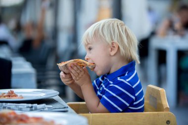 Toddler çocuk, restoranda sahilde pizza yemek