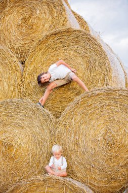 Mutlu çocuklar, yaz aylarında samanlıkta oynuyorlar.