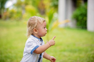Sevimli moda bebek yürümeye başlayan çocuk, rahat giysiler giymiş, WA