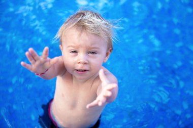 Sevimli mutlu küçük çocuk, Toddler çocuk, eğlenmek rahatlatıcı bir