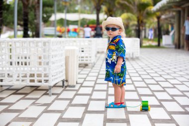 Mauritius yaz tatil beldesinde sevimli yürümeye başlayan çocuk, casu