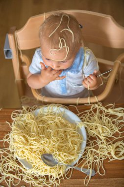 Küçük bebek çocuk, küçük çocuk, öğle yemeği ve m için spagetti yeme