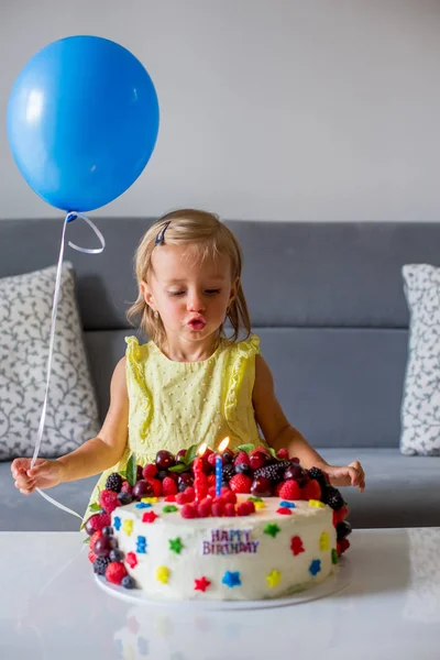 Dulce niña en lindo vestido amarillo, celebrando su segundo bir —  Fotos de Stock