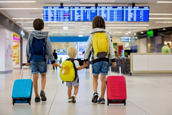 Lieve Kindere, broers, jongens, wakker hand in hand op de luchthavens — Stockfoto