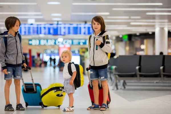 Lieve Kindere, broers, jongens, wakker hand in hand op de luchthavens — Stockfoto