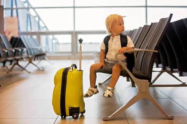 Kleiner Junge mit niedlichem Rucksack, der am Flughafen spaziert — Stockfoto