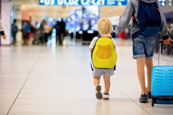 Süße Kinder, Brüder, Jungs, die Hand in Hand am Flughafen aufwachen — Stockfoto