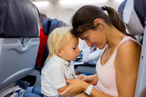Mor och son, barn pojke, sitter tillsammans i flygplan furing — Stockfoto
