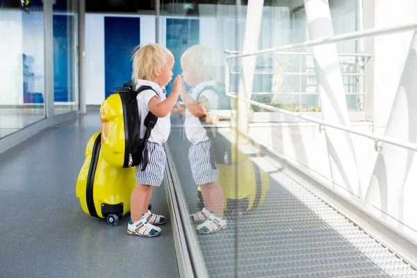 Süße Kinder, Brüder, Jungs, die Hand in Hand am Flughafen aufwachen — Stockfoto
