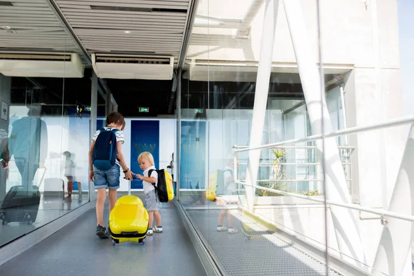 Süße Kinder, Brüder, Jungs, die Hand in Hand am Flughafen aufwachen — Stockfoto