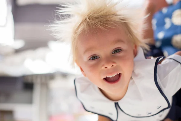 Divertente bambino di due anni, ragazzo, appeso a testa in giù, sorridente hap — Foto Stock