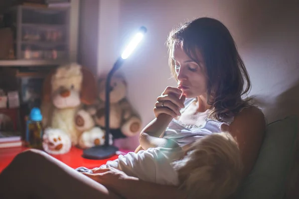 Mutter, stillt ihr Kleinkind nachts zu Hause, nachts — Stockfoto