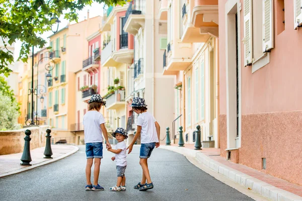 Діти ходять по вузькій вулиці з будинками в Монако-Ville, — стокове фото