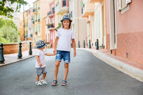 在摩纳哥维尔有房屋的狭窄街道上行走的儿童, — 图库照片