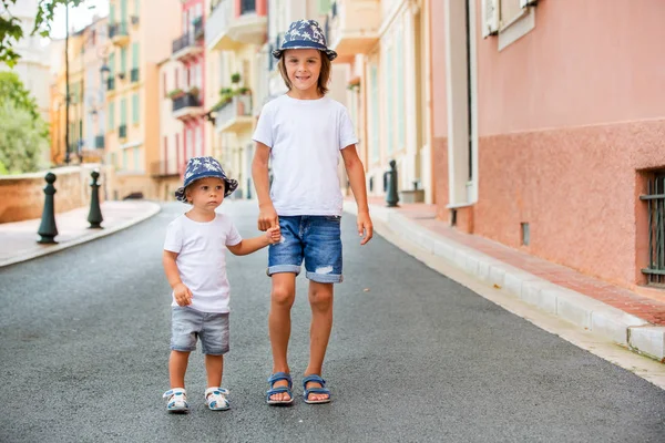 A gyermekek séta egy szűk utcában a házak Monaco-Ville, — Stock Fotó
