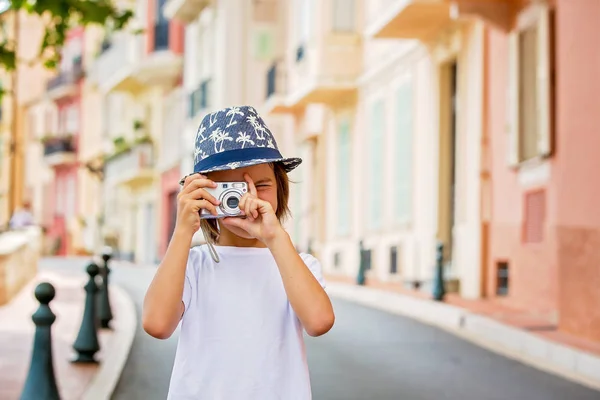 Niños tomando fotos en una calle estrecha con casas en Monac — Foto de Stock