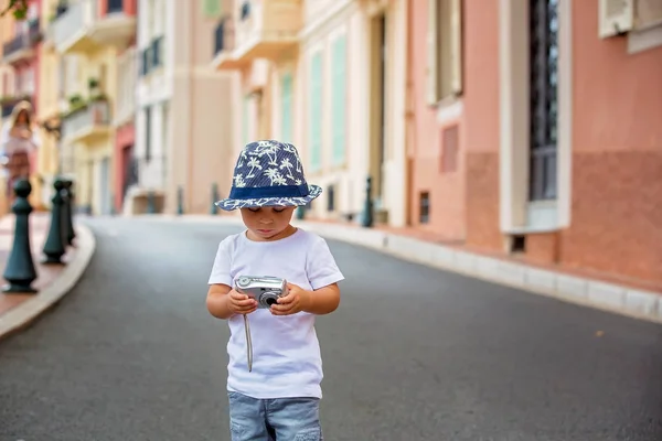 Bambini che scattano foto su una strada stretta con case a Monac — Foto Stock