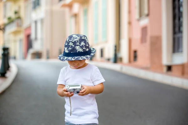 Děti fotografovat na úzké ulici s domy v Monaku — Stock fotografie