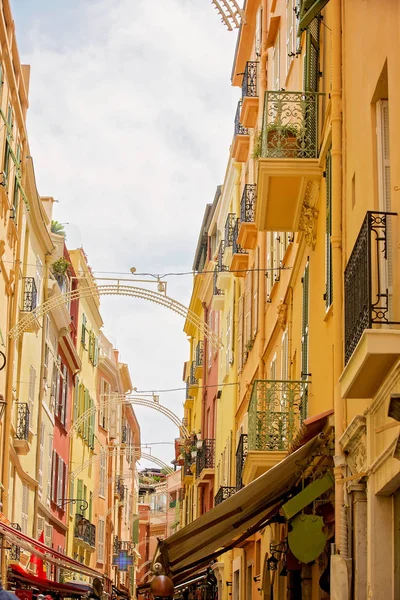 Узкая улица с домами в Монако-Вилле, Монако — стоковое фото
