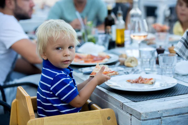 Kleinkind isst Pizza am Strand in Restaurant — Stockfoto