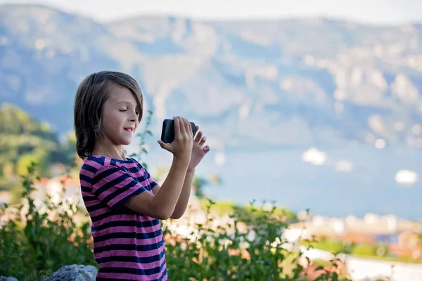 Criança pré-adolescente, levando piqueniques com celular de vista no French Riv — Fotografia de Stock