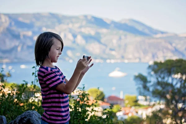 Niño preadolescente, tomando pictires con móvil de vista en French Riv — Foto de Stock