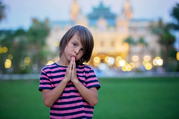 Niño preescolar, haciendo caras en el parque, desenfocado fondo en —  Fotos de Stock