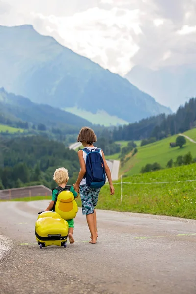 Bambini piccoli, fratelli maschi con zaini e valigia, viaggi — Foto Stock