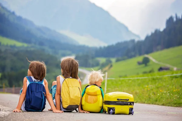 Malé děti, chlapci bratři s batohy a sutcase, cestování — Stock fotografie