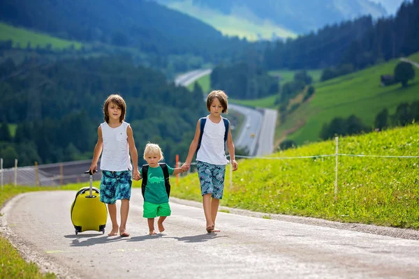 Petits enfants, garçons frères avec sacs à dos et valise, voyage — Photo