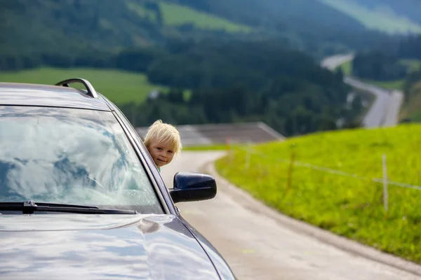 Śliczne dziecko, chłopiec patrząc z okna samochodu, podróż na drodze do — Zdjęcie stockowe