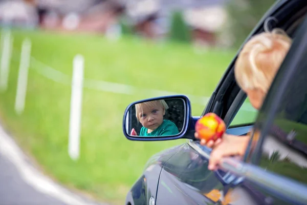 Anak manis, anak laki-laki melihat dari jendela mobil, perjalanan di jalan ke — Stok Foto