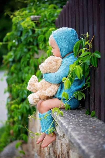 Bellissimo ritratto di bambino ragazzo con vestito a maglia fatto a mano un — Foto Stock