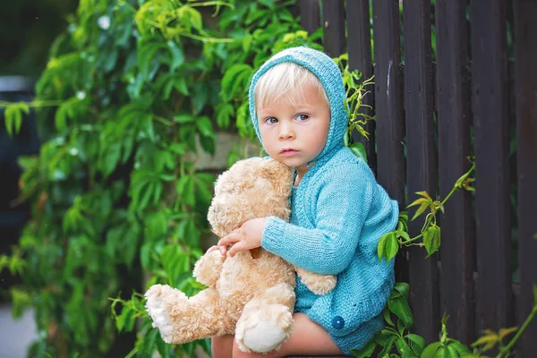 Bellissimo ritratto di bambino ragazzo con vestito a maglia fatto a mano un — Foto Stock