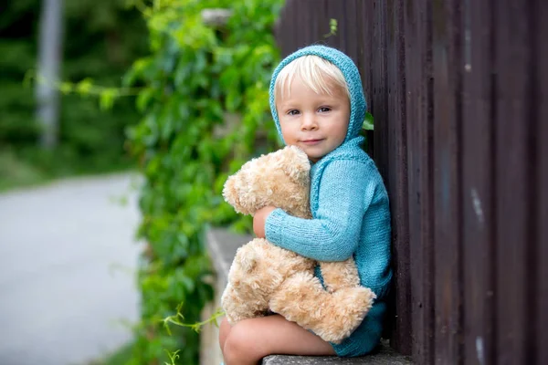 Bellissimo ritratto di bambino ragazzo con vestito a maglia fatto a mano un — Foto Stock