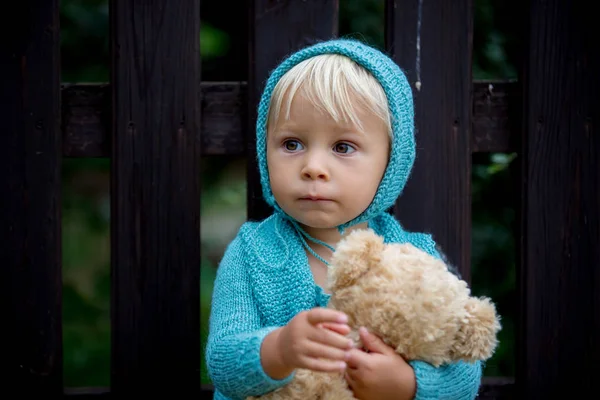 Wunderschönes Porträt eines kleinen Jungen mit handgestricktem Outfit — Stockfoto