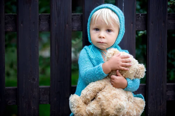 Piękny portret chłopca malucha z ręcznie dzianiny strój — Zdjęcie stockowe
