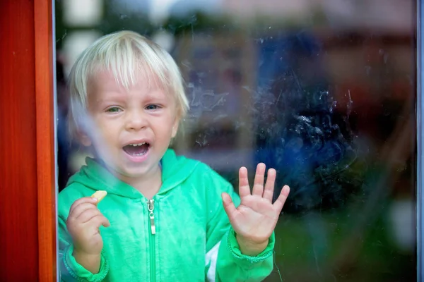 Toddle pojke, gråt tungt, stående framför dörren — Stockfoto