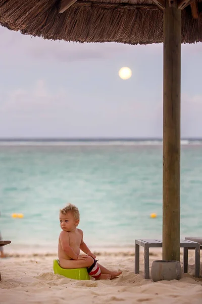 Petit garçon tout-petit, apprentissage de la propreté sur la plage sur une tr — Photo