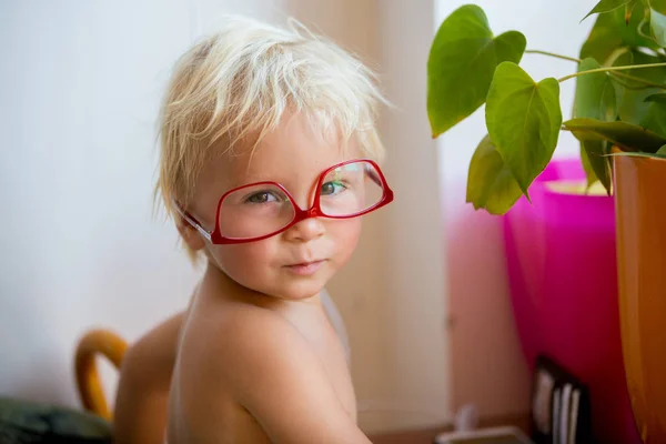 Menino doce com óculos vermelhos no fundo branco, makin — Fotografia de Stock