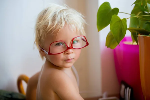 Beyaz arka plan üzerinde kırmızı gözlüklü tatlı bebek çocuk, makin — Stok fotoğraf