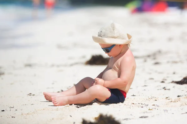 Bébé garçon tout-petit mignon jouant sur la plage — Photo